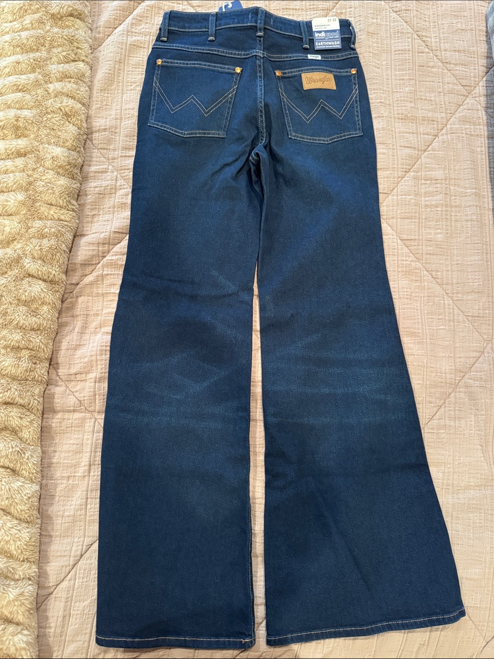 NWT Wrangler Wanderer Women's Dark Blue Flared Jeans - Picture 6 of 6